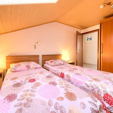 Apartment Mladen Крк Екстер'єр фото